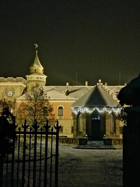 Vánočně osvícený čestný dvůr na Sychrově