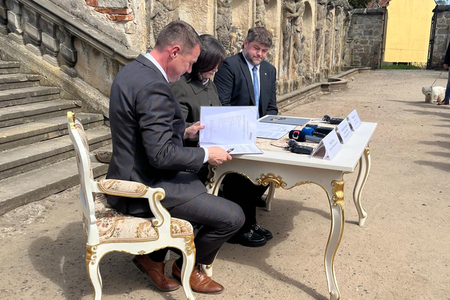 Hejtman Libereckého kraje, zákupský starosta a generální ředitelka NPÚ podepisují memorandum